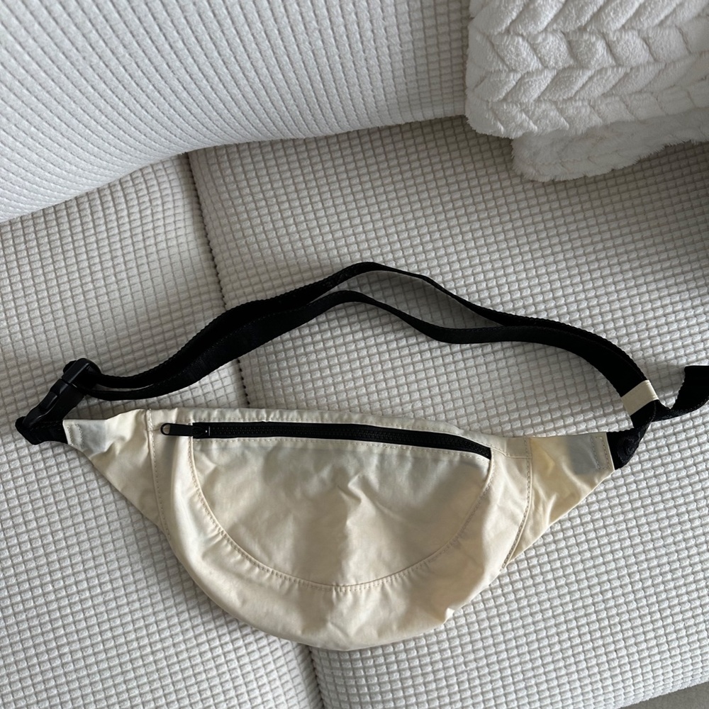 BAGGU ivory crescent fanny pack EUC